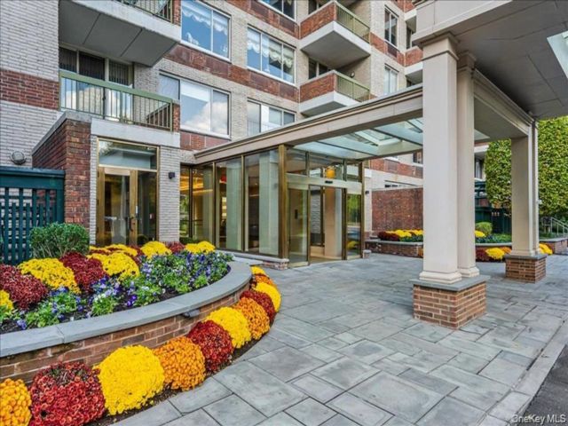  2 BR,  3.00 BTH &nbsp;High rise style home in Garden City