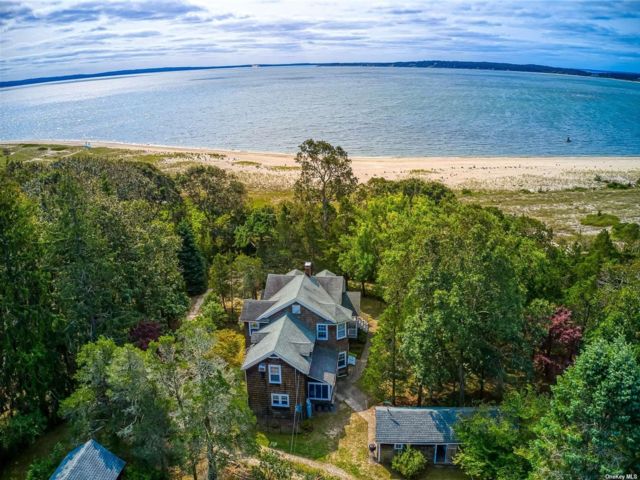  6 BR,  4.00 BTH &nbsp;Victorian style home in Southold