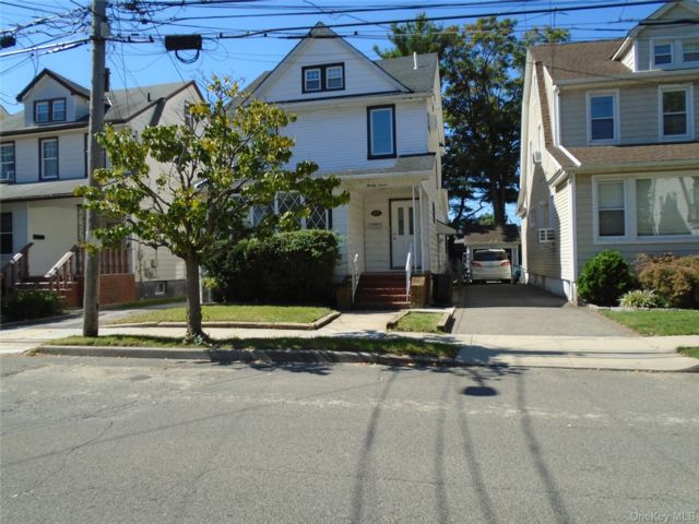  3 BR,  1.00 BTH &nbsp;Colonial style home in Lynbrook