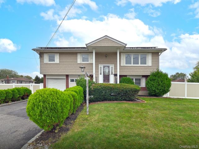  4 BR,  3.00 BTH &nbsp;Hi ranch style home in Lindenhurst