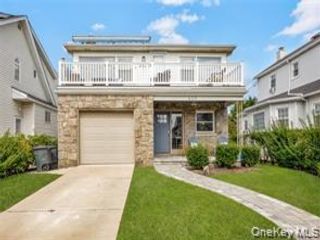  3 BR,  2.00 BTH &nbsp;Includes legal  style home in Long Beach