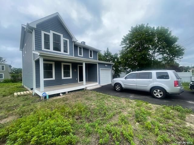  4 BR,  3.00 BTH &nbsp;Colonial style home in Patchogue