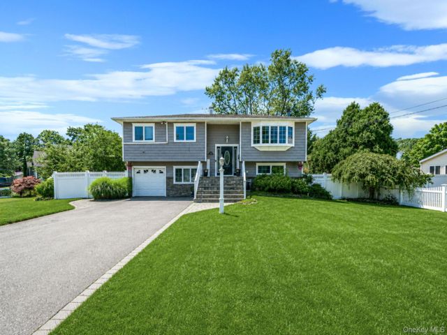  3 BR,  2.00 BTH &nbsp;Hi ranch style home in Sayville