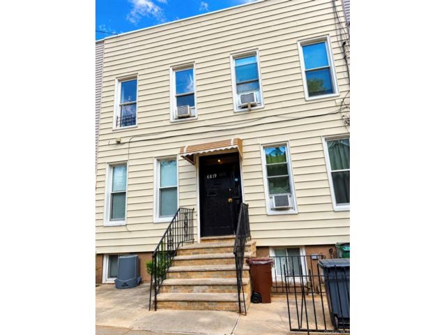  2 BR, 10.00 BTH &nbsp;A-frame style home in Ridgewood