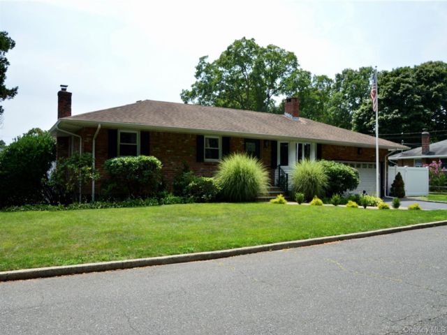  5 BR,  2.00 BTH &nbsp;Ranch style home in Sayville