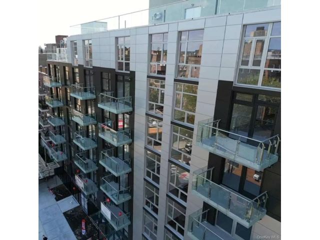  2 BR,  2.00 BTH &nbsp;Mid rise style home in Rego Park