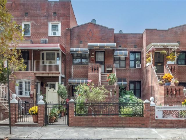  8 BR,  5.00 BTH &nbsp;Row dwelling style home in Canarsie