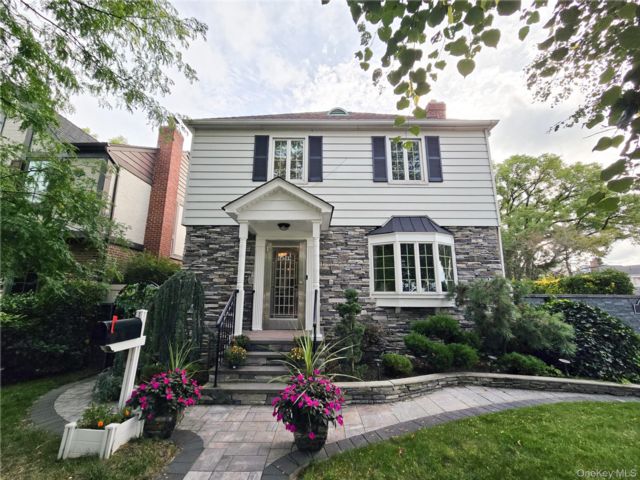  3 BR,  4.00 BTH &nbsp;Colonial style home in Bayside