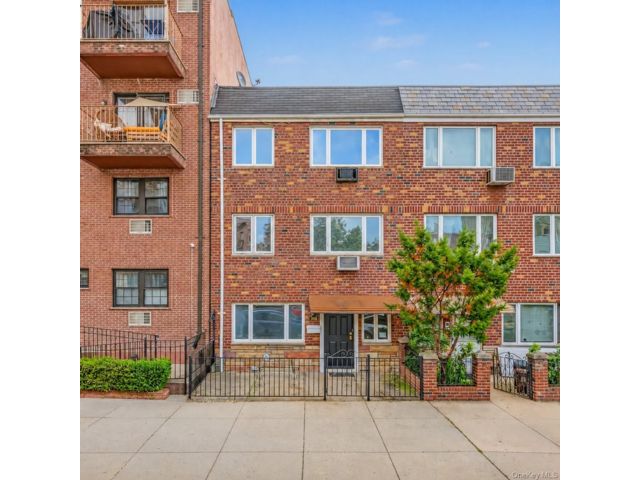  5 BR,  3.00 BTH &nbsp;House style home in Astoria