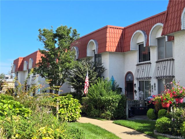  2 BR,  2.00 BTH &nbsp;Condo style home in Oceanside