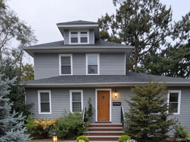  8 BR,  4.00 BTH &nbsp;Colonial style home in Islip Terrace