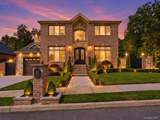  4 BR,  4.00 BTH &nbsp;Colonial style home in Tottenville