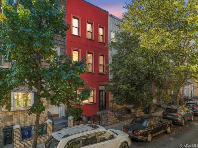  3 BR,  3.00 BTH &nbsp;House style home in Greenpoint