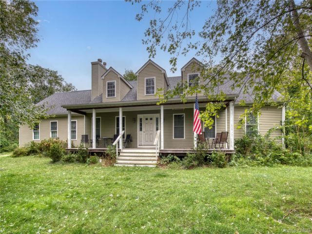  2 BR,  3.00 BTH &nbsp;Colonial style home in Northville