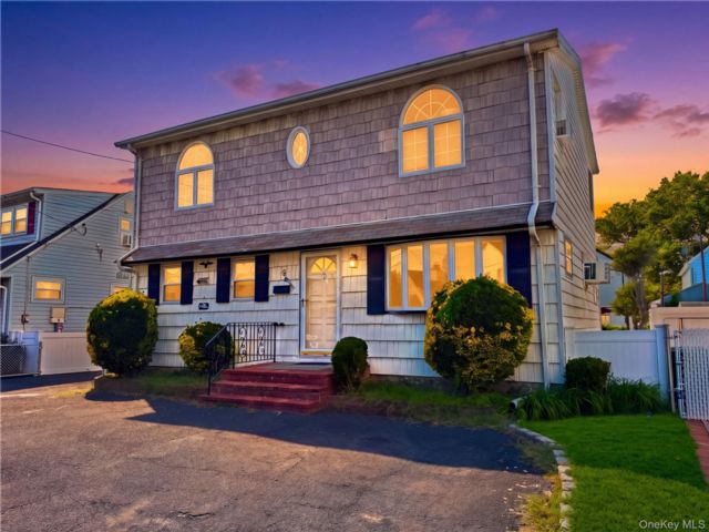  4 BR,  2.00 BTH &nbsp;Cape cod style home in Valley Stream