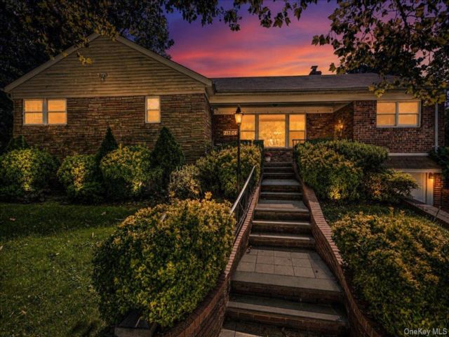  3 BR,  4.00 BTH &nbsp;Hi ranch style home in Oakland Gardens