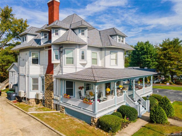 12 BR,  5.00 BTH &nbsp;Victorian style home in Pine Bush