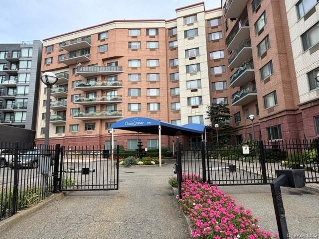  2 BR,  2.00 BTH &nbsp;Contemporary style home in Rockaway Park