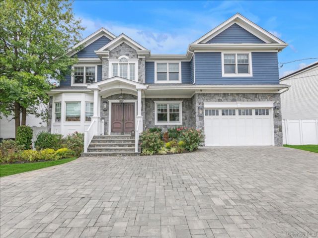  6 BR,  5.00 BTH &nbsp;Colonial style home in Merrick