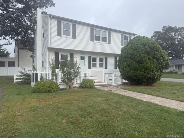  3 BR,  2.00 BTH &nbsp;Exp ranch style home in West Babylon