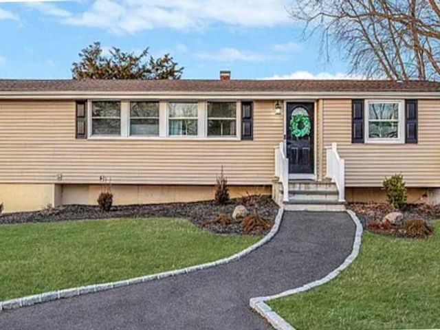  4 BR,  2.00 BTH &nbsp;Exp ranch style home in Selden