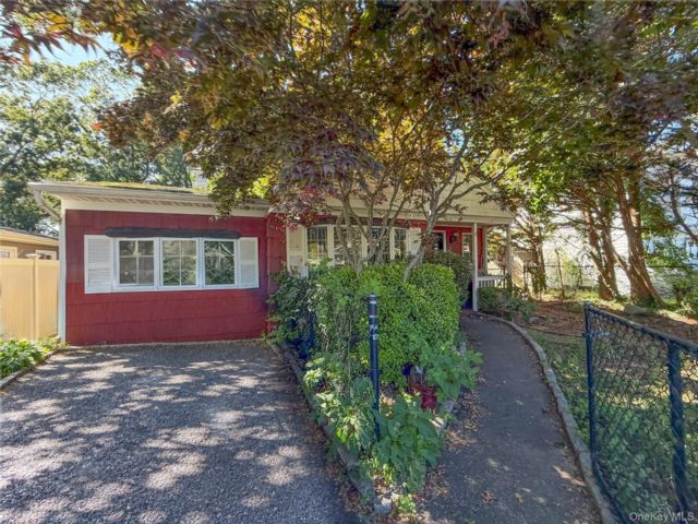  3 BR,  1.00 BTH &nbsp;Ranch style home in Shirley