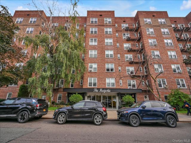  1 BR,  1.00 BTH &nbsp;High rise style home in Forest Hills