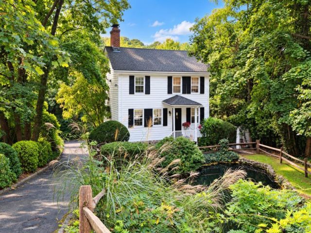  3 BR,  3.00 BTH &nbsp;Colonial style home in Roslyn