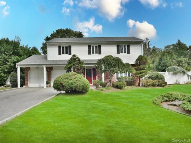  4 BR,  3.00 BTH &nbsp;Split ranch style home in East Northport