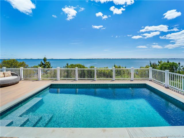  5 BR,  5.00 BTH &nbsp;Contemporary style home in East Quogue