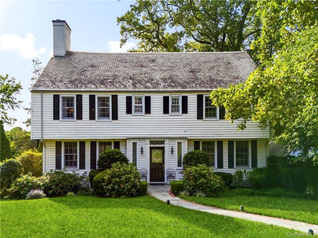  6 BR,  6.00 BTH &nbsp;Colonial style home in New Rochelle