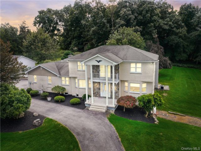  4 BR,  5.00 BTH &nbsp;Colonial style home in Chester