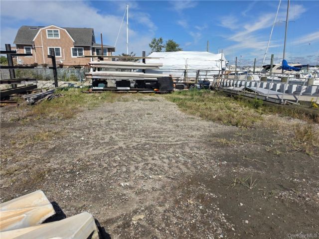 Studio,  0.00 BTH &nbsp;Commercial style home in Freeport