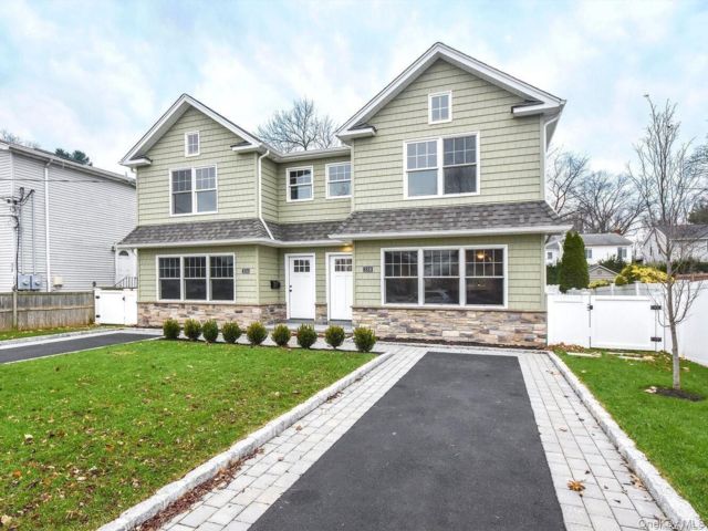  4 BR,  3.00 BTH &nbsp;Colonial style home in Port Washington