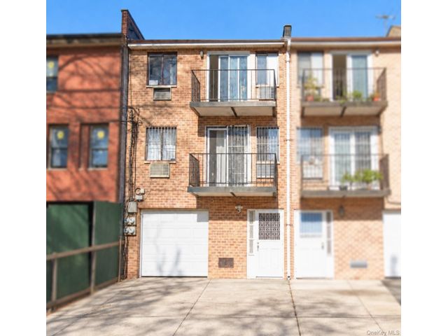  3 BR,  2.00 BTH &nbsp;Other style home in Elmhurst