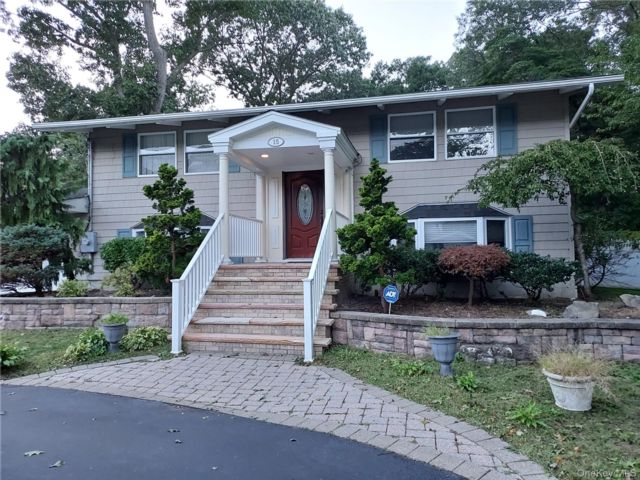 3 BR,  3.00 BTH &nbsp;Split ranch style home in East Setauket