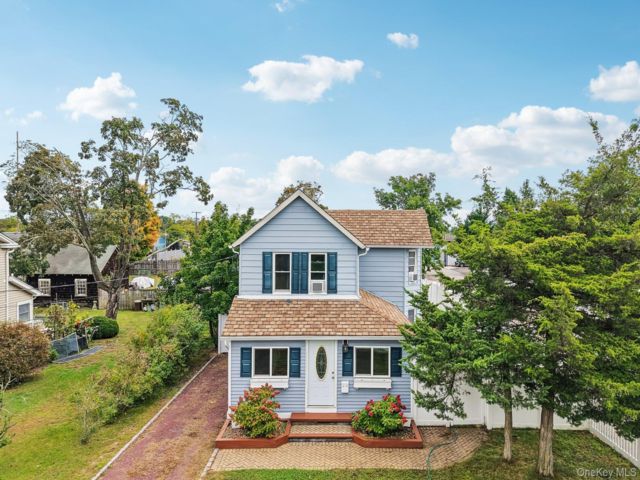  3 BR,  2.00 BTH &nbsp;Colonial style home in Patchogue