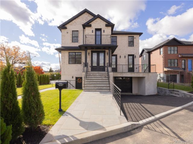  3 BR,  3.00 BTH &nbsp;Colonial style home in Yonkers