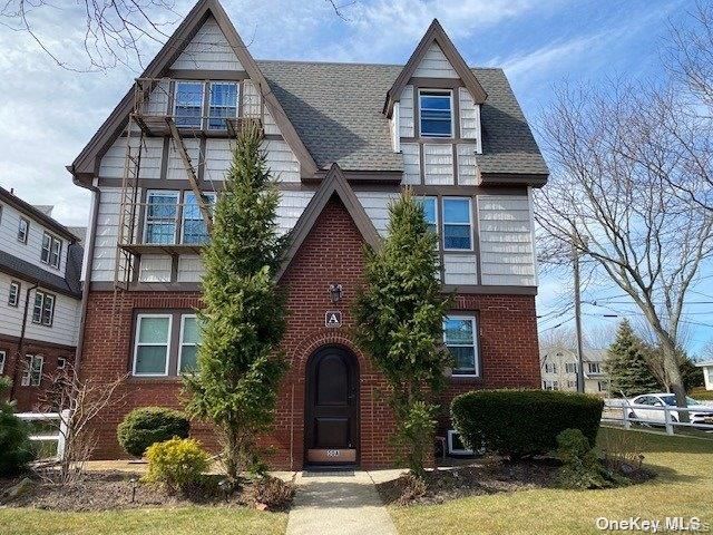  2 BR,  1.00 BTH &nbsp;Mid rise style home in Babylon