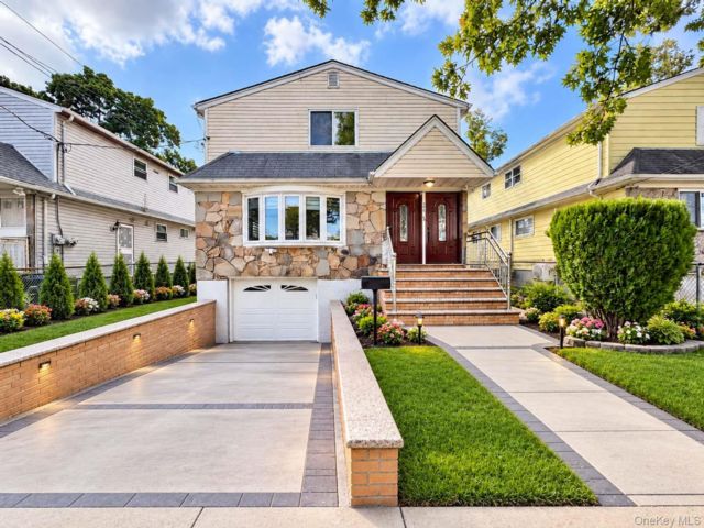 3 BR,  1.00 BTH &nbsp;Colonial style home in Bayside