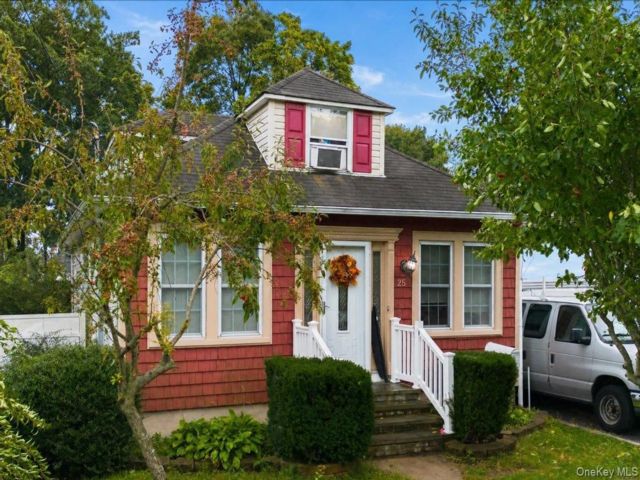 3 BR,  3.00 BTH &nbsp;Cape cod style home in Central Islip