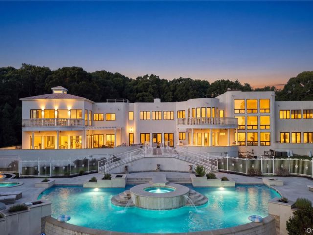 11 BR, 16.00 BTH &nbsp;Contemporary style home in Port Jefferson