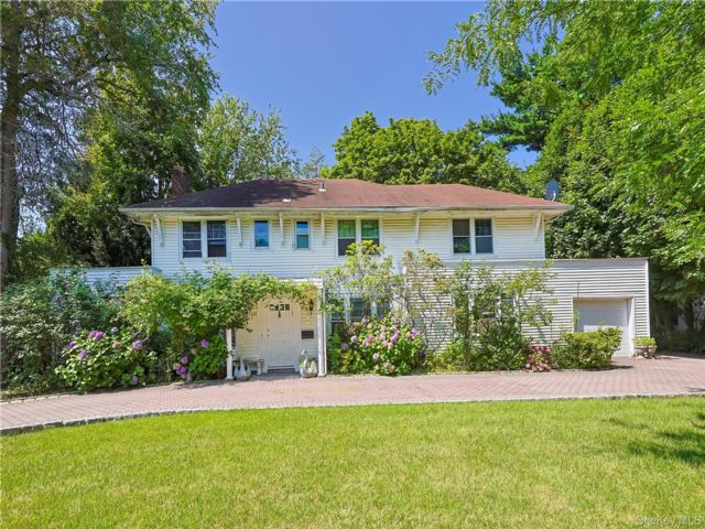  4 BR,  3.00 BTH &nbsp;Colonial style home in Great Neck