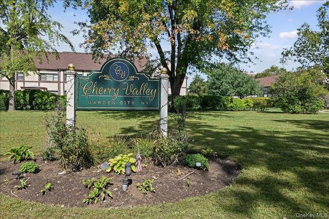  1 BR,  1.00 BTH &nbsp;Garden style home in Garden City