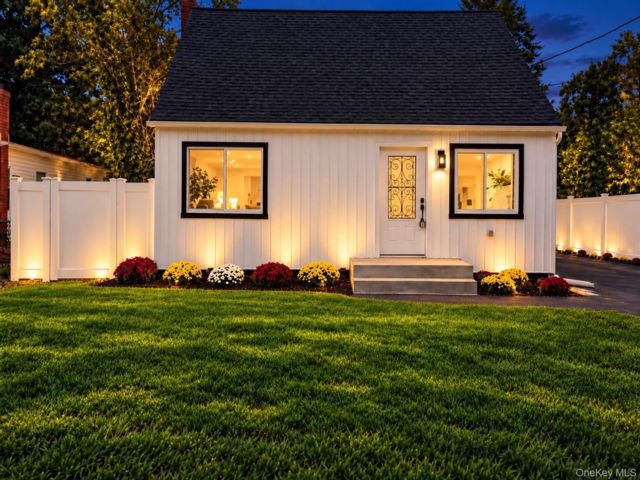  4 BR,  1.00 BTH &nbsp;Exp cape style home in Shirley