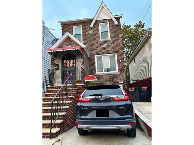  4 BR,  3.00 BTH &nbsp;House style home in Parkchester