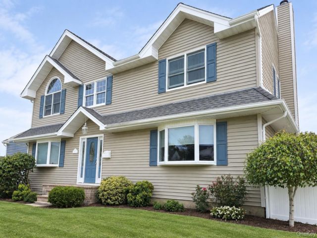  3 BR,  2.00 BTH &nbsp;Colonial style home in East Meadow