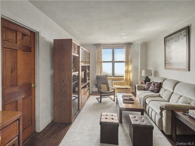  2 BR,  1.00 BTH &nbsp;Mid rise style home in Briarwood