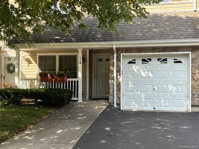  2 BR,  2.00 BTH &nbsp;Other style home in Dix Hills