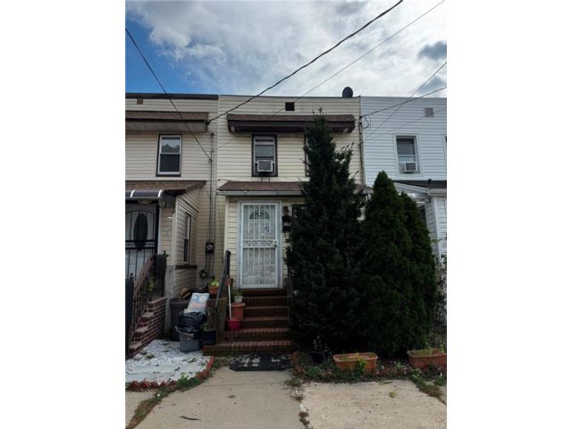  3 BR,  2.00 BTH &nbsp;A-frame style home in Ozone Park